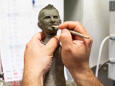 Ma Francesco si � specializzato anche nella raffigurazioni di persone reali: c�� infatti chi si reca da lui per farsi fare una sorta di ritratto caricaturale sotto le sembianze di un fischietto. Ad esempio l�artigiano ci mostra il viso di un barman in fase di realizzazione